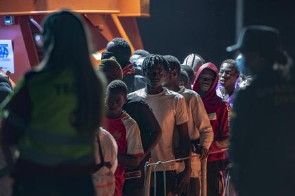 Seenotrettung: IMAGO / Europa Press

Several cayucos with more than 300 migrants arrive at the port of La Restinga El Hierro Migrants arrive aboard the Guardamar Calliope at the port of La Restinga after being rescued, on September 20, 2024, in El Hierro, Canary Islands Spain The Guardamar Calliope went out to look for a boat that was almost 90 miles from the port of La Restinga inside which 150 people were traveling, including women and minors, after the rescue they were taken aboard the rescue boat that set course to La Restinga, but not before embarking another 187 people that the Salvamar Adhara had located more than 40 miles from the coast of La Restinga With these small boats, there are already more than 1000 migrants that have arrived in the Canary Islands in the last