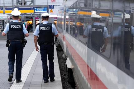 Oktoberfest: Bundespolizisten gehen am Hauptbahnhof an einem Bahnsteig an einem ICE der Deutschen Bahn (DB) entlang. (zu dpa: «Hunderte Taten mit Messern an deutschen Bahnhöfen») +++ dpa-Bildfunk +++