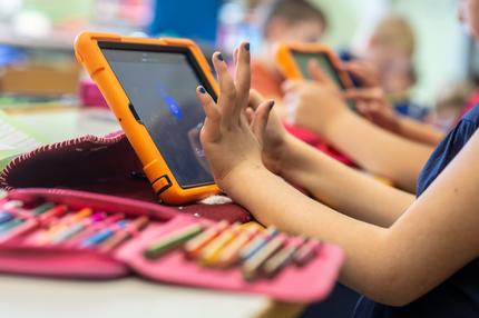 Bildungspolitik: 30.04.2018, Bayern, Abensberg: Grundschüler arbeiten in der Grundschule Offenstetten mit Tablets. Die Grundschule nimmt am Schulversuch «Digitale Schule 2020» der Stiftung Bildungspakt Bayern teil. (zu dpa: «Gymnasiallehrer warnen vor zu früher Digitalisierung des Unterrichts») +++ dpa-Bildfunk +++