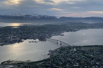 Frachter "Ruby": An elevated view shows the city of Tromsoe on June 7, 2024. In the frigid waters of the Arctic, NATO scientists are analyzing sound waves in order to more easily track the numerous Russian submarines in the region, a game of hide and seek disrupted by climate change. (Photo by Nioucha ZAKAVATI / AFP) / TO GO WITH AFP STORY (Photo by NIOUCHA ZAKAVATI/AFP via Getty Images)