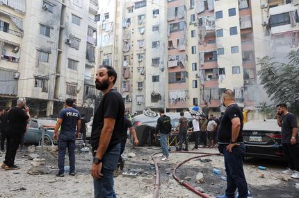 Libanon: People inspect the site of an Israeli strike in the southern suburbs of Beirut, Lebanon, September 20, 2024.
REUTERS