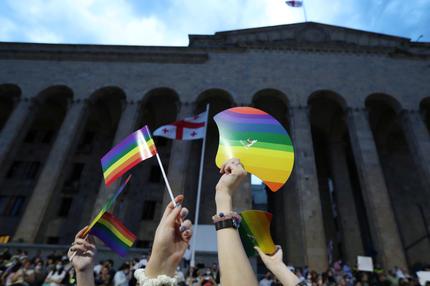 Georgien: Participants hold rainbow flags during a rally in support of those who were injured during the July 5 protests, when a pride march was disrupted by members of violent groups before it could begin, in Tbilisi, Georgia July 6, 2021. REUTERS/Irakli Gedenidze