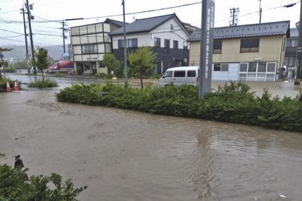 Japan: Eine Straße in der japanischen Gemeinde Wajima auf der Halbinsel Noto ist nach starkem Regen überflutet.