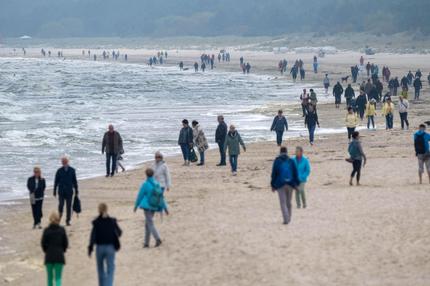 Coronavirus: Spaziergänger sind am Strand der Insel Usedom unterwegs.
Service
+++ dpa-Bildfunk +++

Aufnahmedatum
18.09.2024

Bildnachweis
picture alliance/dpa | Stefan Sauer