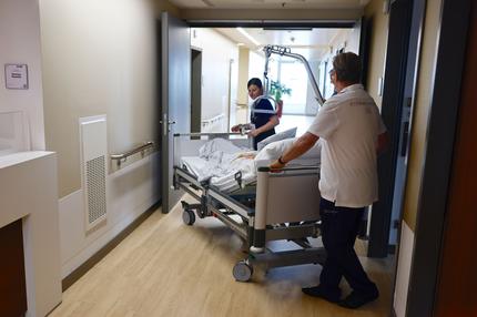 Krankenhausgipfel in Berlin: epa10727307 Healthcare employees work at the Charite hospital, during the visit of German Minister of Labor, Hubertus Heil and the Minister of Economics, Robert Habeck (both not pictured), in Berlin, Germany, 05 Juli 2023. The Bundestag has passed the Skilled Workers Immigration Act. This opens up new ways for foreign skilled workers to work in Germany.  The German Minister of Labor, Hubertus Heil, and the Minister of Economics, Robert Habeck, want to find out during a visit what opportunities the new law offers in practice.  EPA-EFE/HANNIBAL HANSCHKE