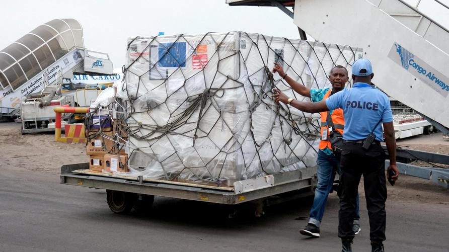 Infektionskrankheit: FILE PHOTO: A security agent talks with a worker as he prepares to transport mpox vaccines as first batches arrive at N'Djili International Airport in Kinshasa, Democratic Republic of Congo September 5, 2024. REUTERS/Justin Makangara/File Photo

Byline: Justin Makangara
City: KINSHASA
Country Name: Congo, the Democratic Republic of the
Country Code: COD
OTR: FW1
Credit: REUTERS