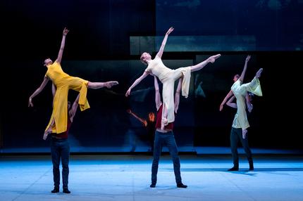 Tänzer stehen bei einer Vorführung des Ballettstücks "Epilog“ von John Neumeier in der Hamburgischen Staatsoper auf der Bühne. 