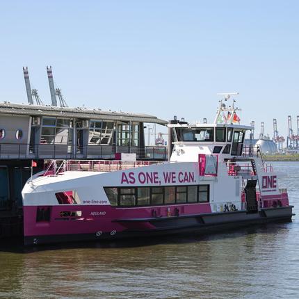 Neue Hybrid-Fähre: Die Hybridfähre „Neuland“ der Hadag liegt hier noch am Anleger der Hadag am Fischmarkt im Hafen.