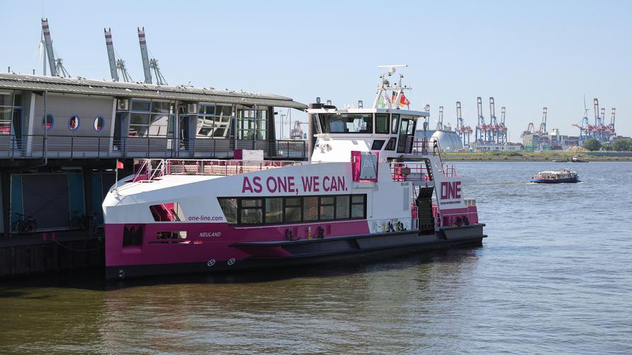 Neue Hybrid-Fähre: Die Hybridfähre „Neuland“ der Hadag liegt hier noch am Anleger der Hadag am Fischmarkt im Hafen.