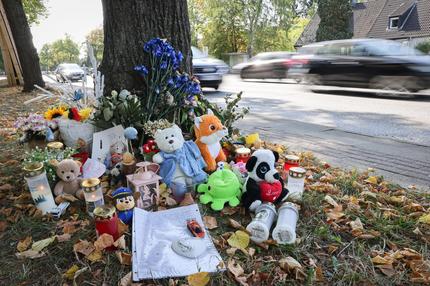 Illegales Autorennen in Hamburg: Blumen, Stofftiere und Briefe liegen an einem Baum nahe einer Unfallstelle in Hamburg-Billstedt. Vor einer Woche starb ein Zweijähriger nach einem Unfall, nun sitzen die mutmaßlichen Unfallverursacher in U-Haft.