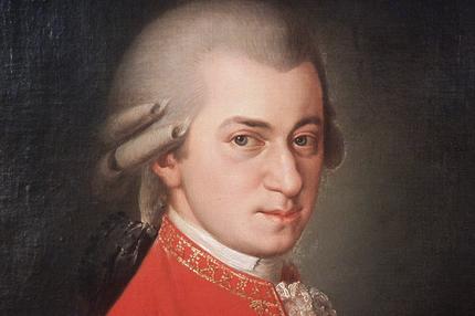 Wolfgang Amadeus Mozart: ARCHIV - Porträt in Öl des österreichischen Komponisten Wolfgang Amadeus Mozart, der am 27. Januar 1756 in Salzburg geboren wurde und am 5. Dezember 1791 in Wien starb (undatiertes Archivfoto). Die ausgedehnten Reisen führten Mozart durch über 200 Städte und Regionen in ganz Europa. Der Verein europäische Mozart-Wege ist den Spuren des Komponisten gefolgt und hat alle wichtigen Orte des gebürtigen Salzburgers aus zehn Ländern verbunden, damit Kulturreisende auf eigene Faust Mozarts Wege erkunden können Foto: dpa (zu dpa-Korr: "Von Neapel bis London - Auf Mozarts Spuren durch Europa" vom 24.07.2007) +++ dpa-Bildfunk +++