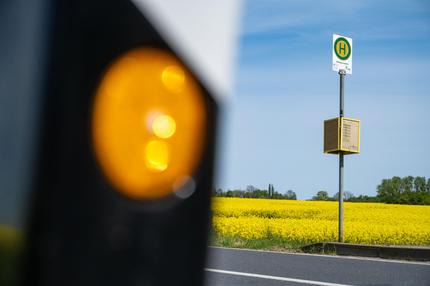 Zugverkehr: Ein Schild weist auf eine Bushaltestelle auf der Insel Rügen hin. Das 9-Euro-Ticket des vergangenen Sommers wurde von vielen als Erfolg gefeiert. Solche Angebote haben nach Ansicht des Landrats von Vorpommern-Rügen aber auch eine Kehrseite - auch das 49-Euro-Ticket.
Service
+++ dpa-Bildfunk +++

Aufnahmedatum
19.05.2023

Bildnachweis
picture alliance/dpa | Stefan Sauer