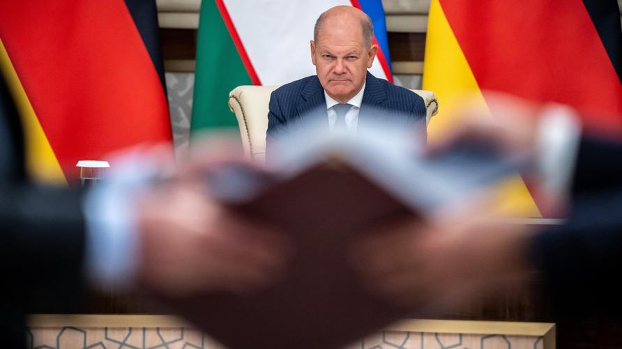 Migrationsabkommen: Bundeskanzler Olaf Scholz (SPD), nimmt an der Unterzeichnung mehrerer Abkommen, darunter ein Migrationsabkommen teil. Scholz besucht mit Usbekistan und Kasachstan erstmals zwei der fünf ehemaligen Sowjetrepubliken Zentralasiens. Erste Station ist die mehr als 2500 Jahre alte usbekische Oasenstadt Samarkand an der Seidenstraße. +++ dpa-Bildfunk +++