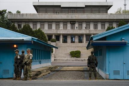 US-Militär: PANMUNJOM, SOUTH KOREA - APRIL 16: Troops guard the South Korean side of the blue conference buildings that straddle the Military Demarcation Line (MDL) between North and South Korea, as North Korean soldiers watch from Phanmun Pavilion behind them, on April 16, 2024 on the South Korean side of the Joint Security Area (JSA) of the Korean Demilitarized Zone (DMZ). (Photo by Jintak Han/The Washington Post via Getty Images)