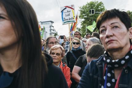 Menschen bei einer Solidaritätsdemonstration in Dresden nach dem brutalen Angriff auf den SPD-EU-Abgeordneten Matthias Ecke