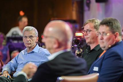 Landtagswahl in Brandenburg: 481389043

Beschreibung
Die Spitzenkandidaten zur Landtagswahl in Brandenburg am 22.09.2024 (l-r) Hans-Christoph Berndt, AfD-Fraktionschef, Dietmar Woidke (SPD), Ministerpräsident von Brandenburg, Sebastian Walter, Fraktionsvorsitzender Die Linke und Péter Vida, Sprecher der Gruppe BVB/Freie Wähler, nehmen an einer Podiumsdiskussion der Industrie- und Handelskammer (IHK) Cottbus teil.
- Weniger lesen