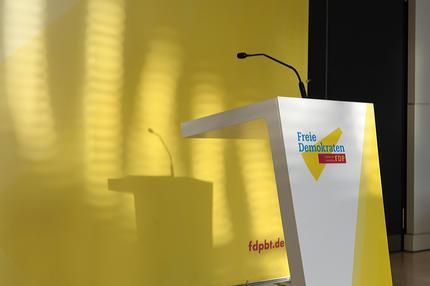 ARD-"Deutschlandtrend": Das Rednerpult vor dem Fraktionssaal der FDP im Bundestag wirft einen Schatten im morgendlichen Sonnenlicht. Schattenwurf FDP-Rednerpult *** The lectern in front of the FDP parliamentary chamber in the Bundestag casts a shadow in the morning sunlight Shadow cast by the FDP lectern