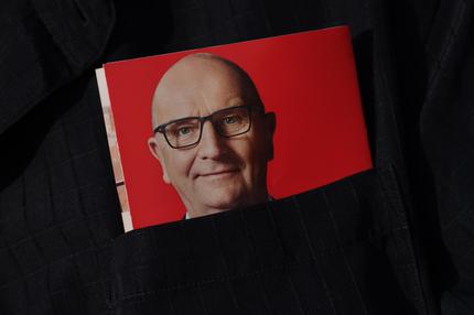 Landtagswahl in Brandenburg: BERNAU BEI BERLIN, GERMANY - AUGUST 14: An election pamphlet showing Dietmar Woidke, German Social Democrat (SPD) and Premier of the state of Brandenburg, peaks out from a voter's pocket during an election campaign stop on August 14, 2024 in Bernau bei Berlin, Germany. The state of Brandenburg is one of three eastern German states scheduled to hold state elections in September and is the only state where the SPD still has a respectable showing in polls, a fact analysts attribute to Woidke's popularity. The SPD is facing stiff competition from the far-right Alternative for Germany (AfD), the German Christian Democrats (CDU) and the new Sahra Wagenknecht Alliance (BSW). (Photo by Sean Gallup/Getty Images)