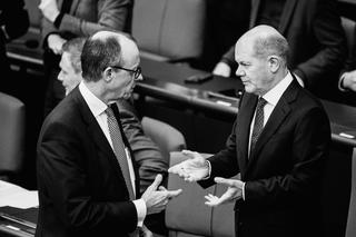 Politikpodcast: BERLIN, GERMANY - FEBRUARY 08: (R-L) Federal Chancellor Olaf Scholz (SPD) and Friedrich Merz, Chairman of the CDU (Christian Democratic Union), are pictured during a meeting of the German Bundestag on February 08, 2023 in Berlin, Germany. (Photo by Florian Gaertner/Photothek via Getty Images)