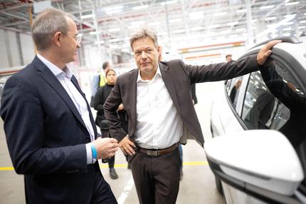 E-Mobilität: Robert Habeck (r,Bündnis 90/Die Grünen), Bundesminister für Wirtschaft und Klimaschutz, und Uwe Schwartz, Werksleiter, bei einem Rundgang durch die Elektro-Montage des VW-Werkes Emden. Auf einer Reise durch den Nordwesten besucht der Bundeswirtschaftsminister mehrere Unternehmen in Niedersachsen.
Service
+++ dpa-Bildfunk +++

Aufnahmedatum
20.09.2024

Bildnachweis
picture alliance/dpa | Sina Schuldt