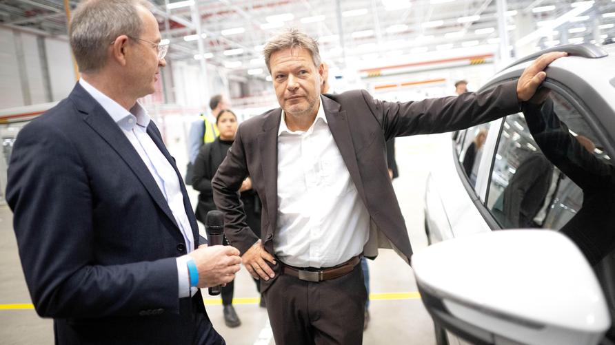 E-Mobilität: Robert Habeck (r,Bündnis 90/Die Grünen), Bundesminister für Wirtschaft und Klimaschutz, und Uwe Schwartz, Werksleiter, bei einem Rundgang durch die Elektro-Montage des VW-Werkes Emden. Auf einer Reise durch den Nordwesten besucht der Bundeswirtschaftsminister mehrere Unternehmen in Niedersachsen.
Service
+++ dpa-Bildfunk +++

Aufnahmedatum
20.09.2024

Bildnachweis
picture alliance/dpa | Sina Schuldt