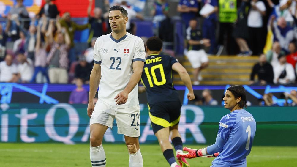 Fußball-EM, Gruppe A: Der Schweizer Fabian Schär brachte die Schotten mit einem Eigentor in Führung.