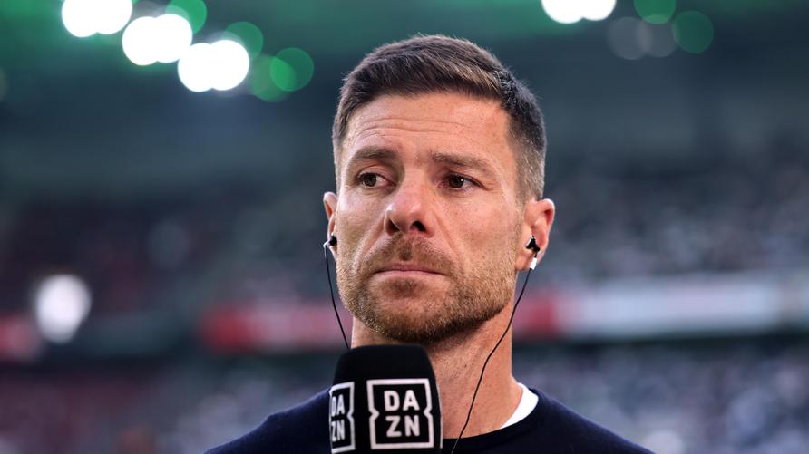 Bundesligavorschau: Xabi Alonso bei einem Dazn-Interview. Aber wie lange überträgt der Streamingdienst noch die Bundesliga?