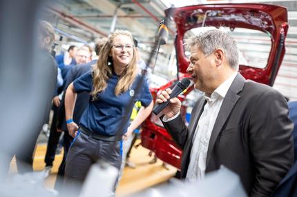 Autoindustrie: Wirtschaftsminister Robert Habeck während eines Rundgang durch die Elektromontage des VW-Werkes in Emden