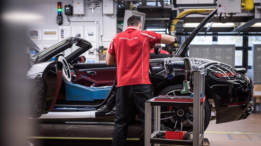 Fachkräftemangel: Porsche. Montage am Fliesband des stuttgarter Sportwagenbauer aus Zuffenhausen. Hier Fertigung des 911er sowohl von weiblichen als auch von m‰nnlichen Mitarbeitern. Stuttgart Baden-Wuerttemberg Deutschland *** Porsche assembly on the assembly line of the Stuttgart sports car manufacturer from Zuffenhausen Here production of the 911 by both female and male employees Stuttgart Baden Wuerttemberg Germany Copyright: xMaxxKovalenkox