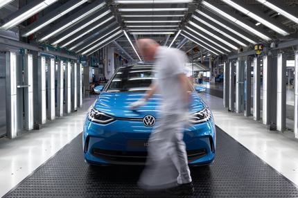 Krise bei VW: Ein Modell der neuen Generation des ID.3 steht zur Endabnahme im Lichttunnel im Werk von Volkswagen in Zwickau. Nach dem Produktionsstart 2019 hat das Fahrzeug jetzt im Rahmen der Modellpfelge ein Facelift bekommen. Der ID.3 war das erste reine Großserien-Elektroauto von VW. Von der ersten Generation des ID.3 wurden in Europa rund 300.000 Autos verkauft.
- Weniger lesen
Service
+++ dpa-Bildfunk +++

Aufnahmedatum
24.05.2023

Bildnachweis
picture alliance/dpa | Hendrik Schmidt