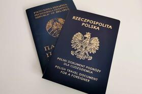 Белорусский паспорт и польский проездной документ для иностранца. Фото: Белсат