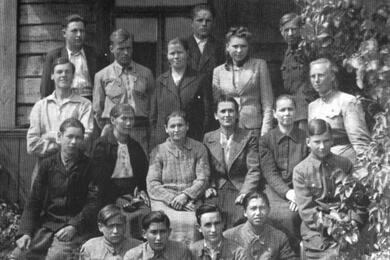 Ростислав Лапицкий (крайний слева в третьем ряду, в белой рубашке) с одноклассниками, учителями и родителями после окончания 7-го класса. Деревня Кобыльник, 1947 год. Фото: svaboda.org