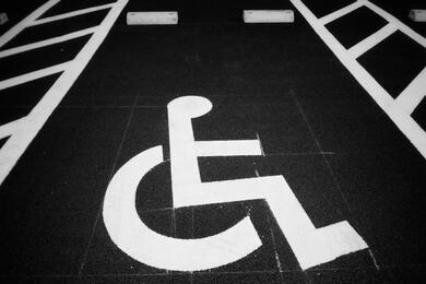 Обозначение парковочного места для людей с инвалидностью. Фото: Unsplash.com