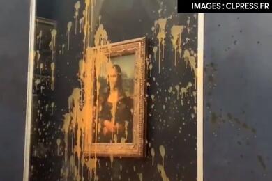 28 января 2024 года картину "Мона Лиза" облили супом. Скриншот видео новостного агентства CLPRESS.
