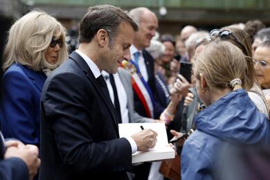Президент Франции Эмманюэль Макрон и первая леди Брижит Макрон встречаются со своими сторонниками после голосования на втором туре парламентских выборов. 7 июля 2024 года. Фото: Reuters