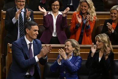 Педро Санчес (слева) переизбранный в третий раз на пост премьер-министра, празднует победу с членами нового кабинета министров после получения вотума доверия от парламента в Мадриде, Испания, 16 ноября 2023 года. Фото: Reuters