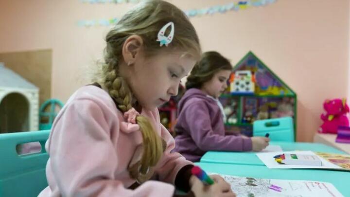 Дети в украинском центре для переселенцев. Фото: Джойс Лю, Би-би-си