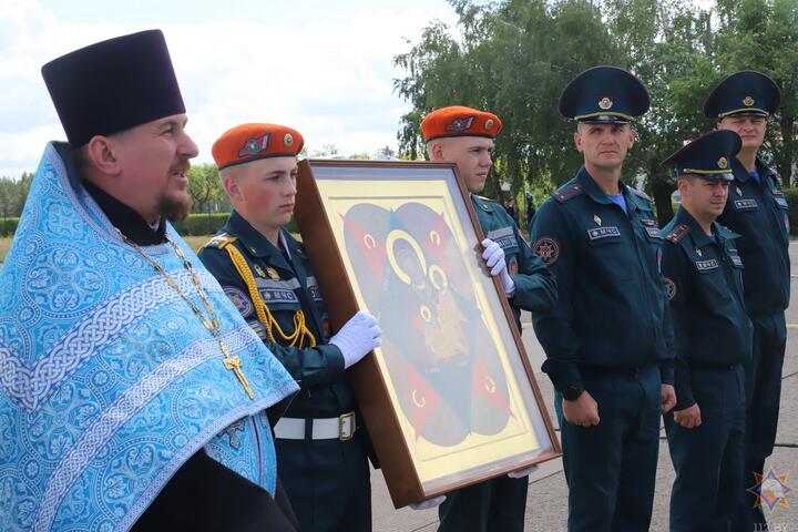 Икона Божией Матери «Неопалимая Купина» прибыла на аэродром под Минском, 19 июля 2023 года. Фото: МЧС Беларуси