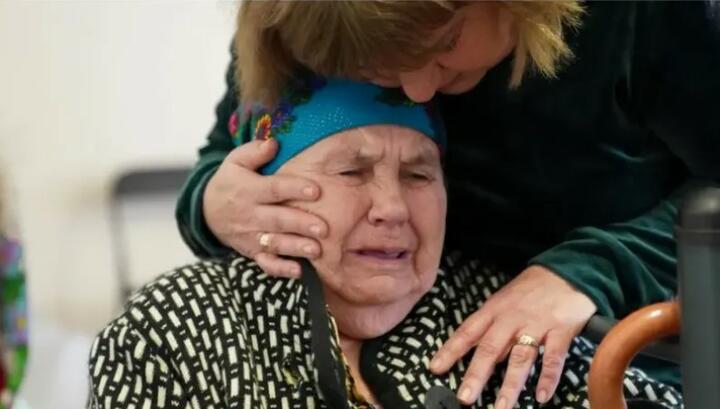 87-летняя Нина Скоркина до последнего отказывалась покидать дом в Сумской области. Фото: Джойс Лю, Би-би-си