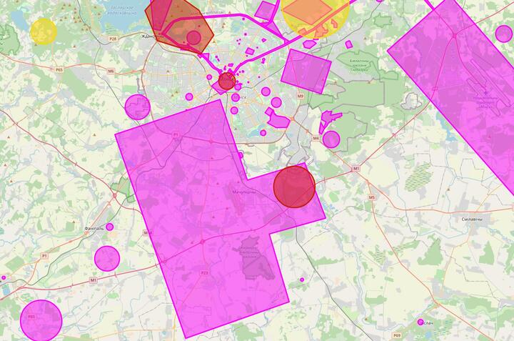 Розовым отмечены зоны, где беспилотникам летать нельзя. Скриншот с сайта nfzby.danvyr.net