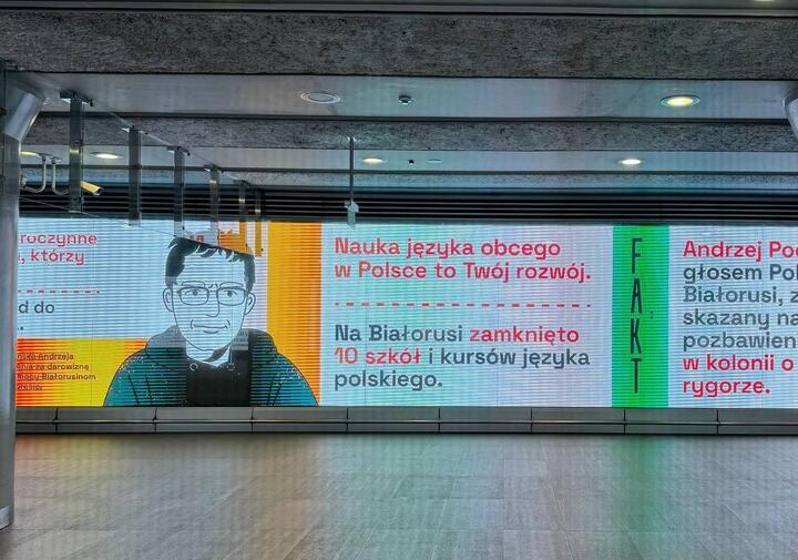 Рекламные экраны в метро Варшавы. Фото: ЦБС