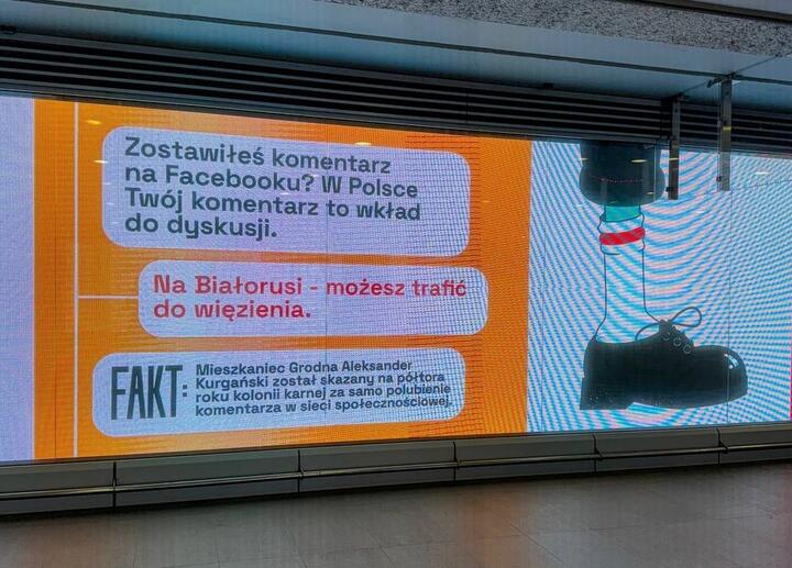 Рекламные экраны в метро Варшавы. Фото: ЦБС