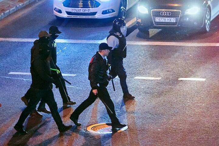 Николай Карпенков во время разгона демонстрации против проведенной тайной инаугурации Аленсандра Лукашенко, Минск, 23 сентября 2020 года. Фото: TUT.BY