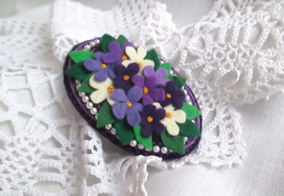 EasterGift. Oval Flower Bouquet. Felt Brooch. Violet Purple Flowers Brooch. Spring Handmade Brooch .Gift for mom. Bouquet of violets.