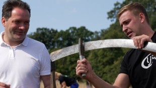 Landwirtschaftsminister Norbert Totschnig: „Damit man das einen ganzen Tag durchhalten kann, braucht man ordentliches Training und gescheites Essen an Speck, Käse und Brot. Sonst kommt man nicht weit.“ (Bild: krone.tv )