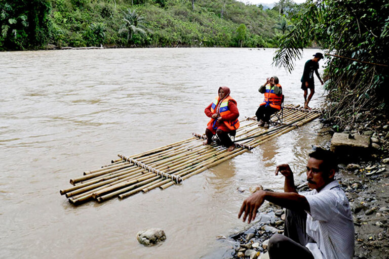 Bamboo rafting is an activity along the Kala Meriah River while enjoying the beauty of nature.