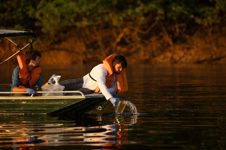 Harvard researchers Evan Routhier and Faiz Haque during the sample collections at dawn in the Paraná do Jacaré, in the Negro River in mid-September 2023.