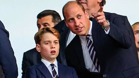 Prinssi George ja prinssi Williamin katselemassa jalkapallo-ottelua heinäkuussa. 