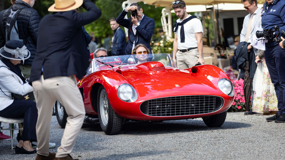 Любая красная Ferrari вызывает любопытство публики. На фото: спейдер Ferrari 335 S, год выпуска — 1957