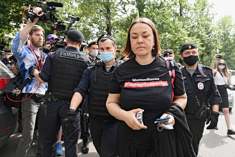 В это время у СИЗО «Лефортово» собралось несколько десятков человек, пришедших поддержать журналиста. Более 10 человек были задержаны и позже оштрафованы за футболки с надписью в поддержку Ивана Сафронова, которые в полиции сочли «средством агитации» &lt;br>
На фото: задержание специального корреспондента «Коммерсанта» Ольги Алленовой